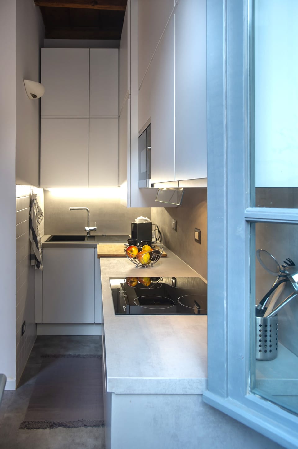 Deluxe Apartment, City View | Private kitchen | Fridge, microwave, oven, stovetop