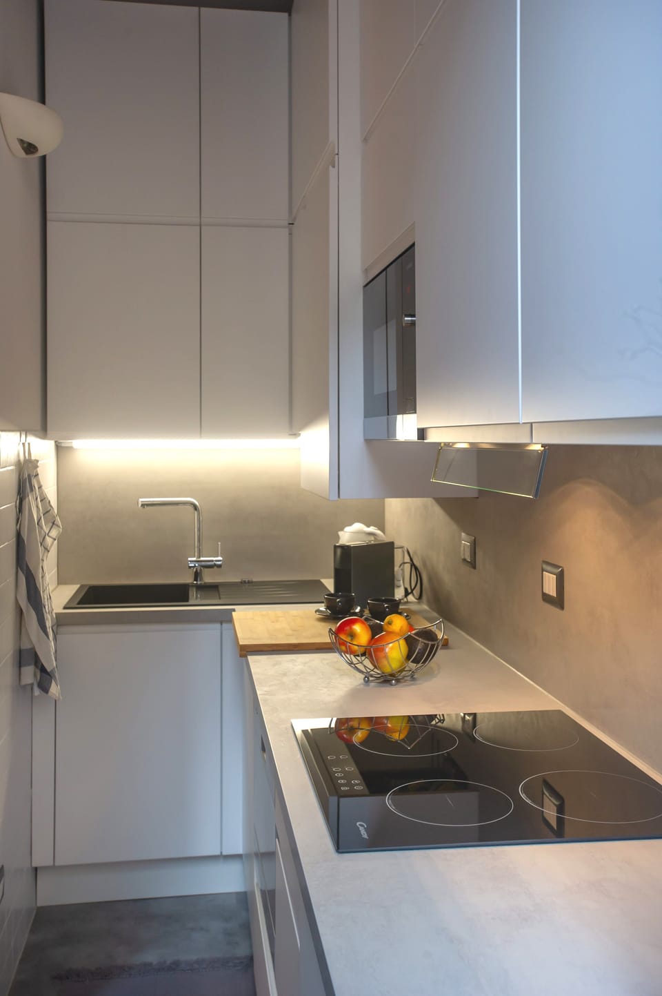 Deluxe Apartment, City View | Private kitchen | Fridge, microwave, oven, stovetop
