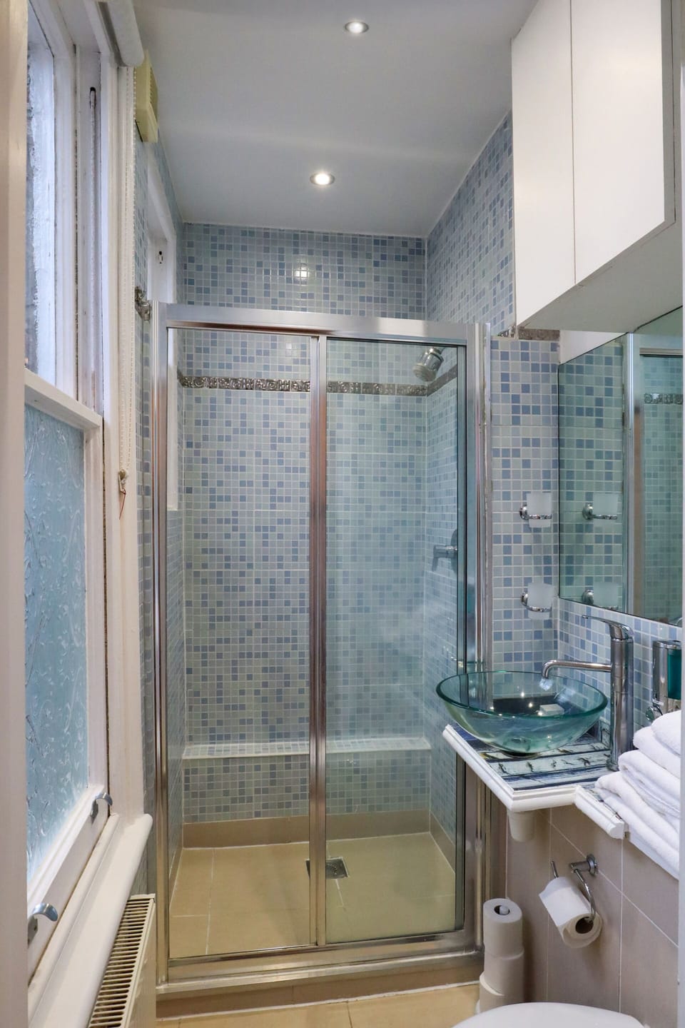 King Room, Ensuite | Bathroom | Shower, free toiletries, hair dryer, towels