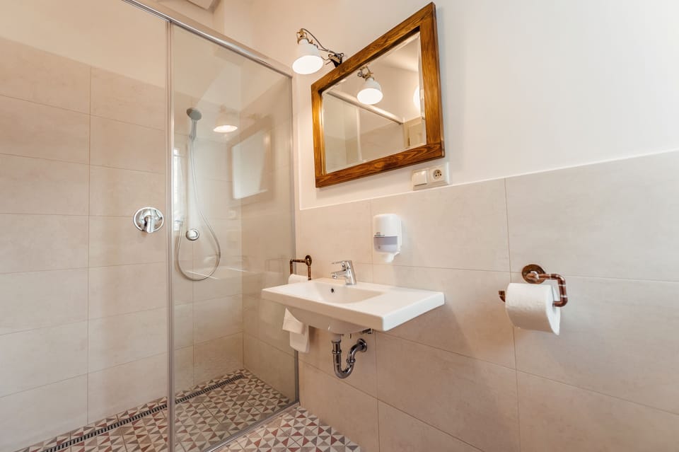 Deluxe Twin Room (4) | Bathroom | Shower, rainfall showerhead, free toiletries, towels