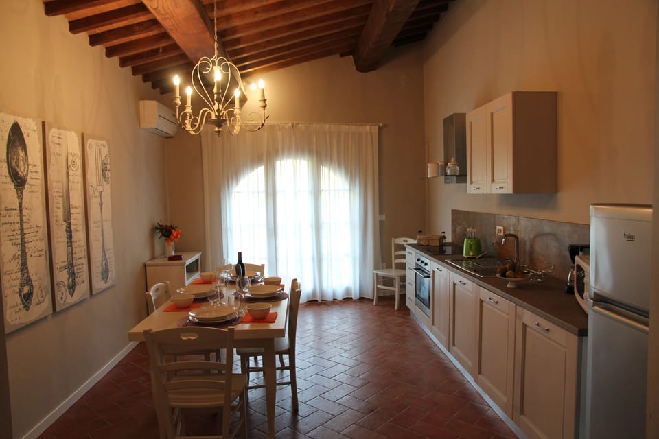Full-size fridge, microwave, oven, stovetop