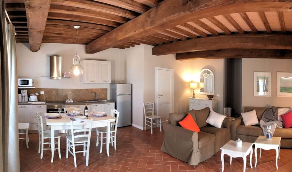 Private kitchen | Full-size fridge, microwave, oven, stovetop