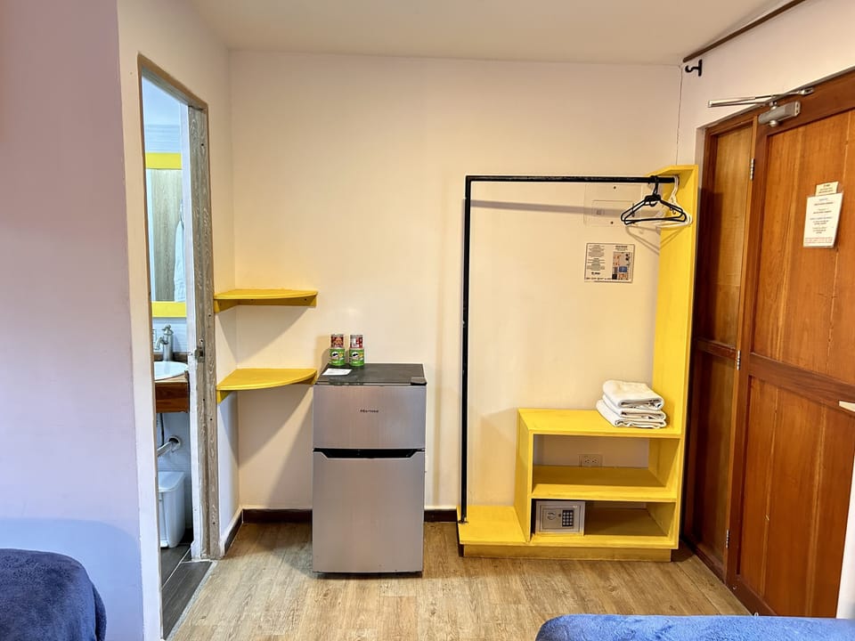 Basic Triple Room | In-room safe, bed sheets