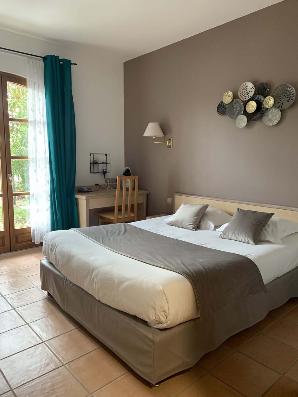 Standard Double Room | 1 bedroom, in-room safe, desk, soundproofing