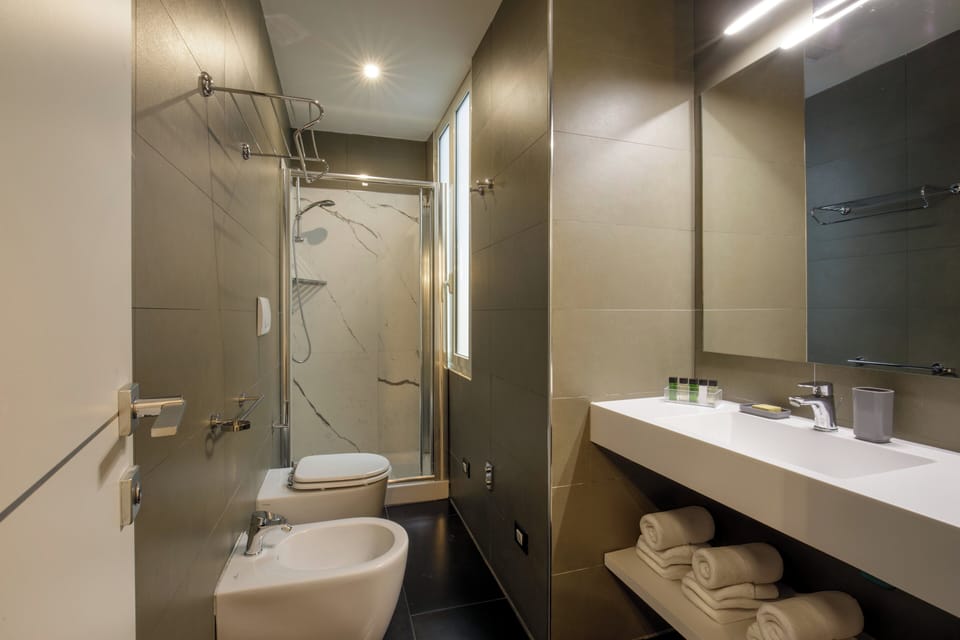 Standard Room, 1 Double Bed | Bathroom | Shower, rainfall showerhead, free toiletries, hair dryer