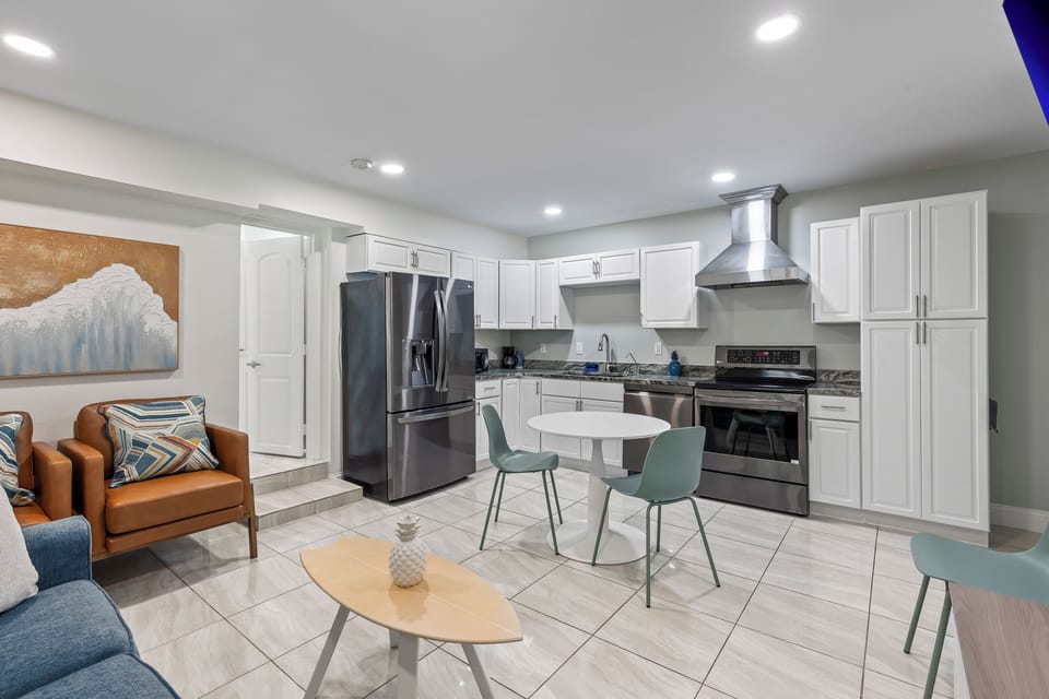 Premium Double Room Suite - Pet Friendly | Private kitchen | Fridge, microwave, coffee/tea maker