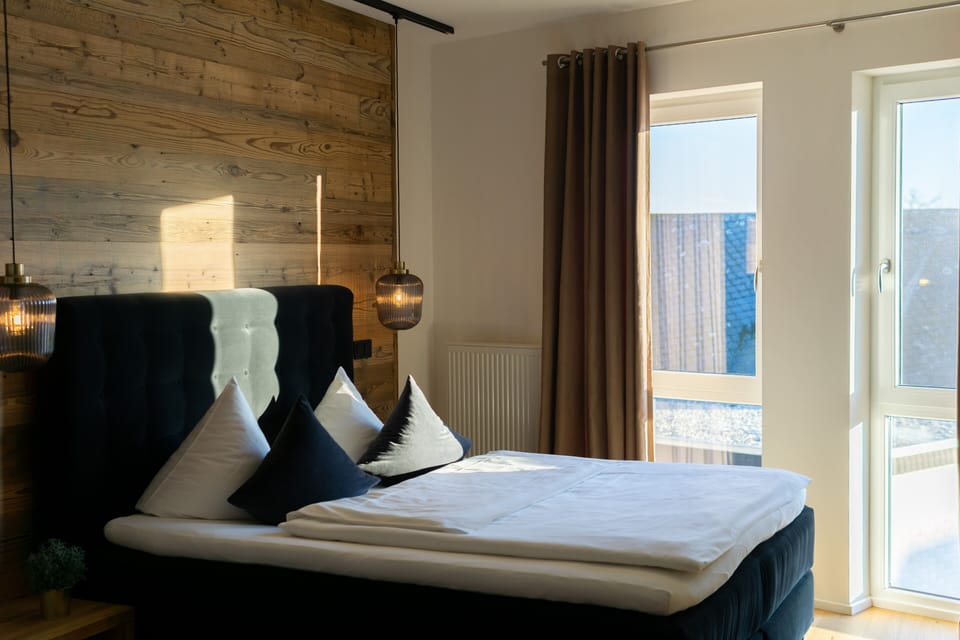 Superior Double Room, 1 King Bed, Non Smoking | Desk, soundproofing, iron/ironing board, free WiFi