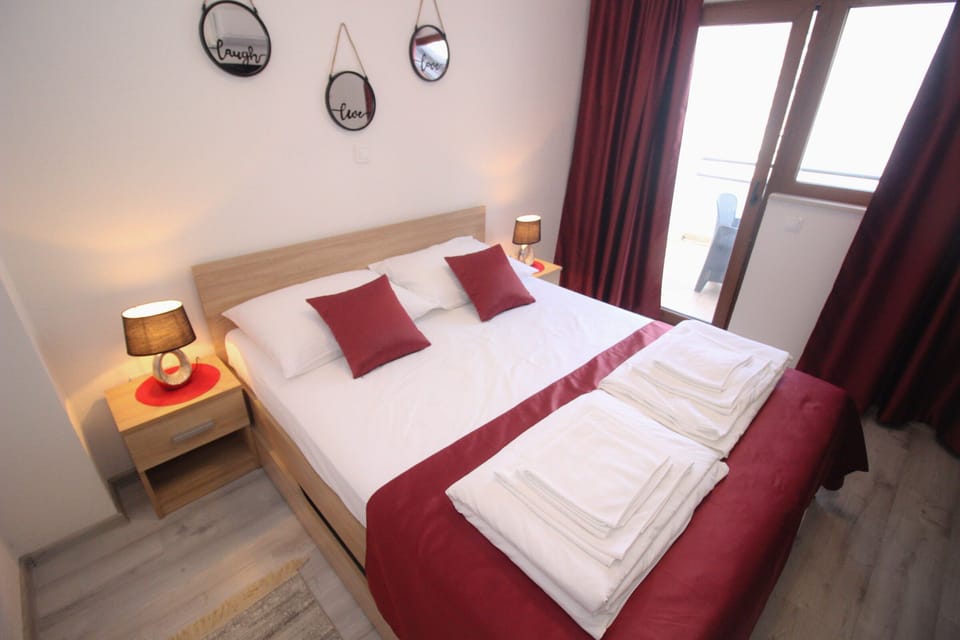 Deluxe Double Room | Minibar, individually decorated, individually furnished, desk