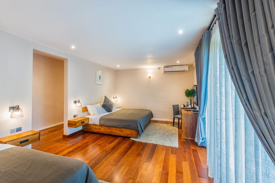 Family Room, 1 King Bed, Non Smoking, Garden View | Minibar, individually decorated, individually furnished, desk