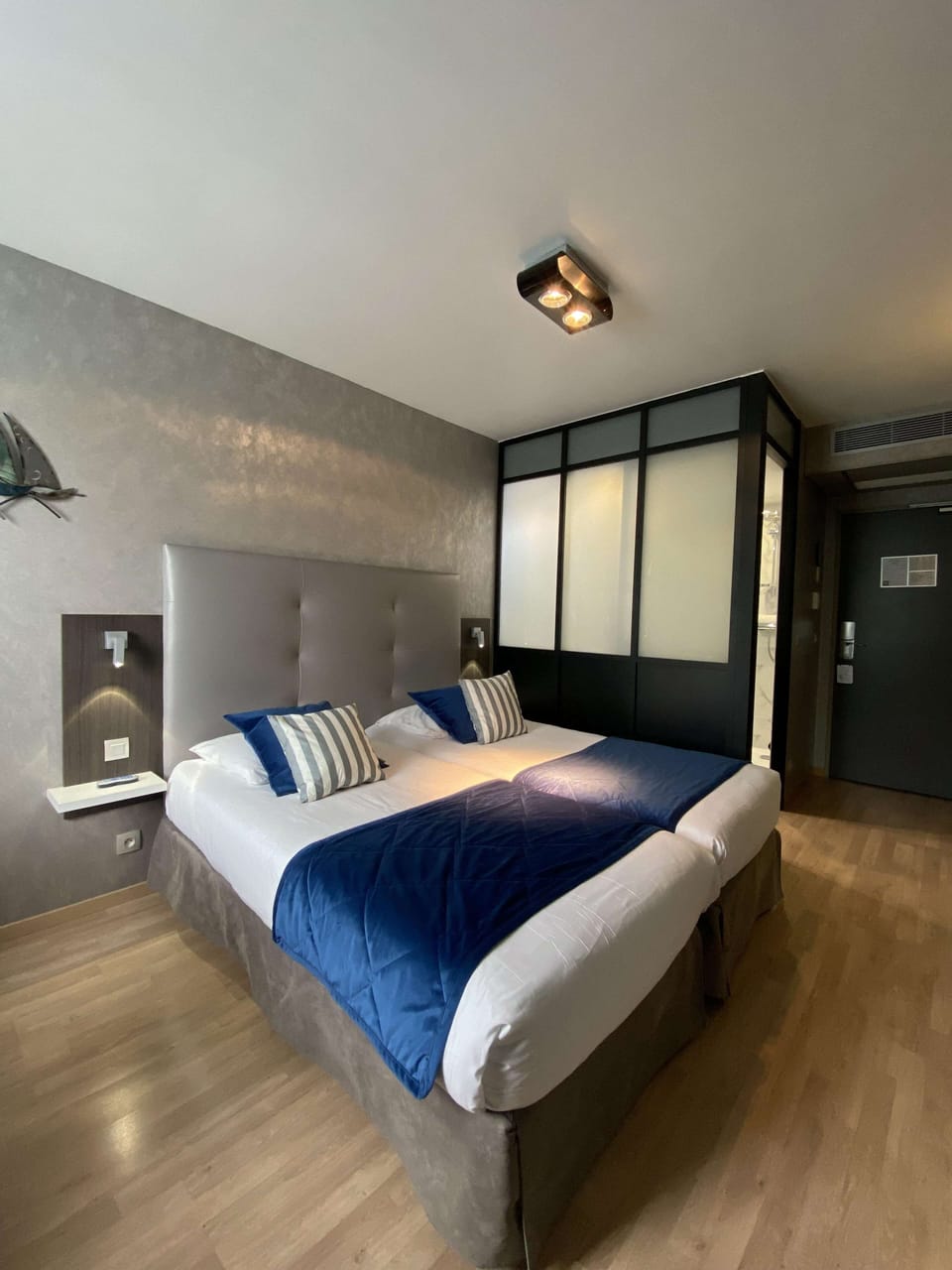 Comfort Room, 2 Twin Beds, Non Smoking | In-room safe, desk, blackout drapes, soundproofing