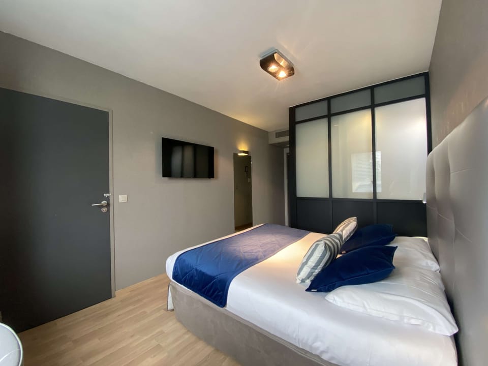 Family Room, Multiple Beds, Non Smoking, Connecting Rooms | In-room safe, desk, blackout drapes, soundproofing
