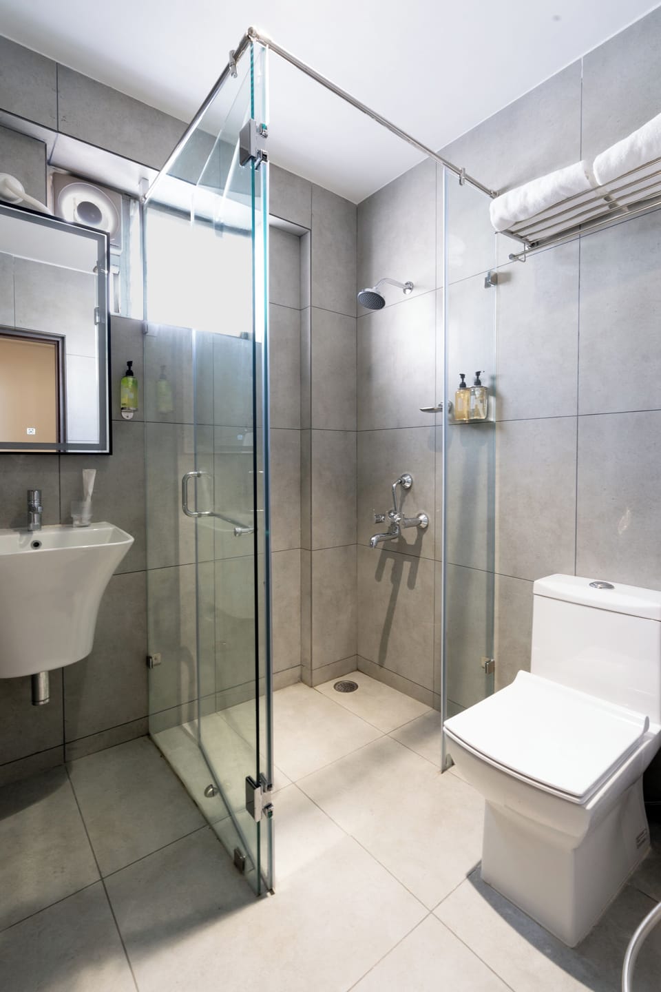 Hyber Room | Bathroom | Shower, free toiletries, towels