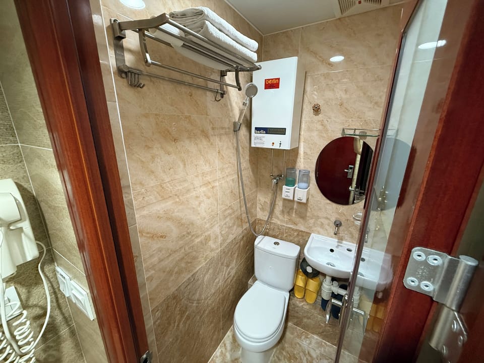 Triple Room, Non Smoking | Bathroom amenities | Shower, free toiletries, hair dryer, slippers