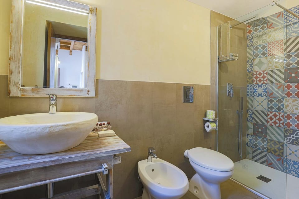 Deluxe Room, Kitchenette (6) | Bathroom | Shower, rainfall showerhead, bidet, towels