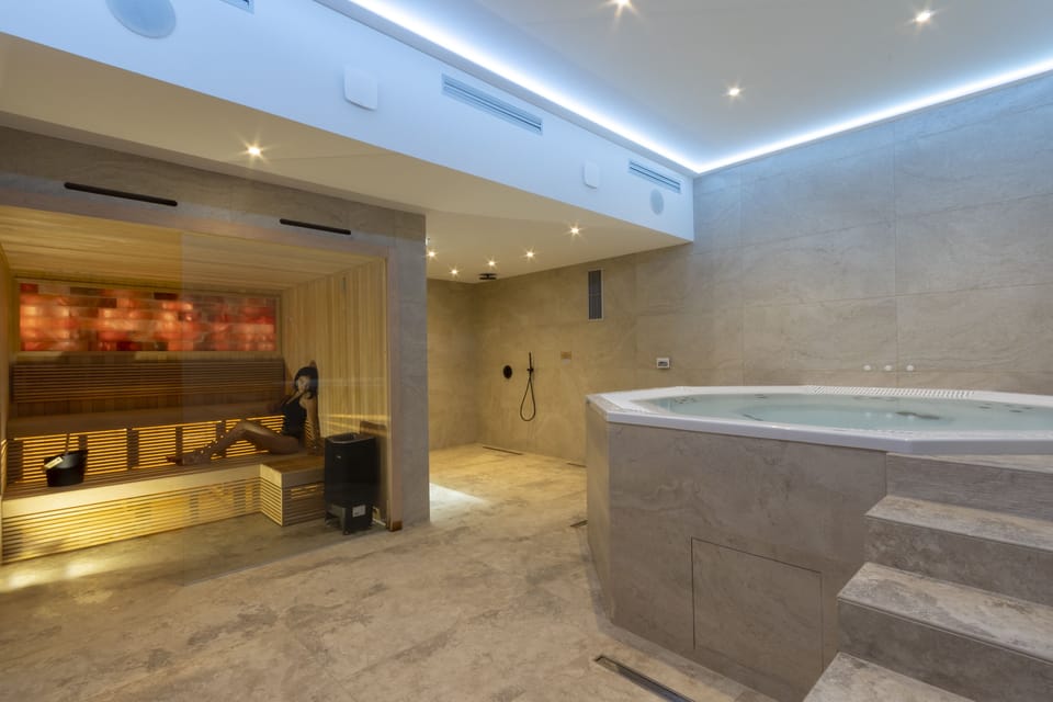 Sauna, hot tub