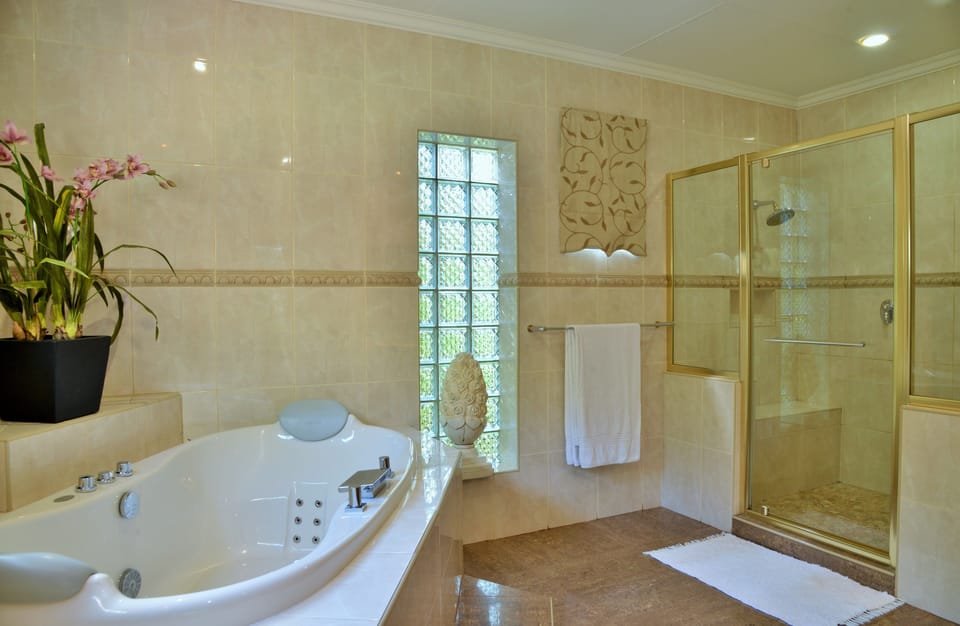 Suite (3) | Bathroom | Deep soaking tub, rainfall showerhead, free toiletries, towels