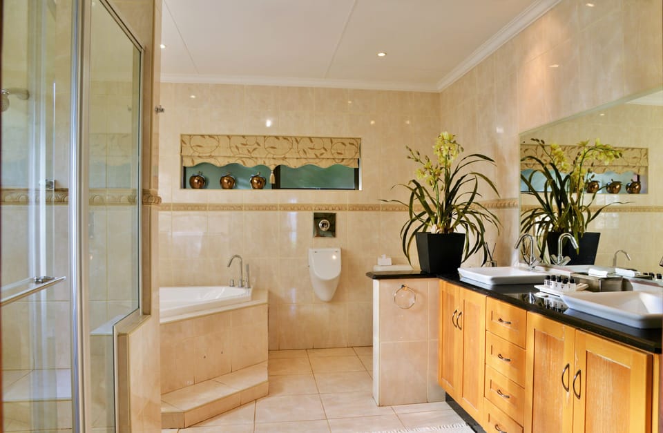 Suite (6) | Bathroom | Deep soaking tub, rainfall showerhead, free toiletries, towels