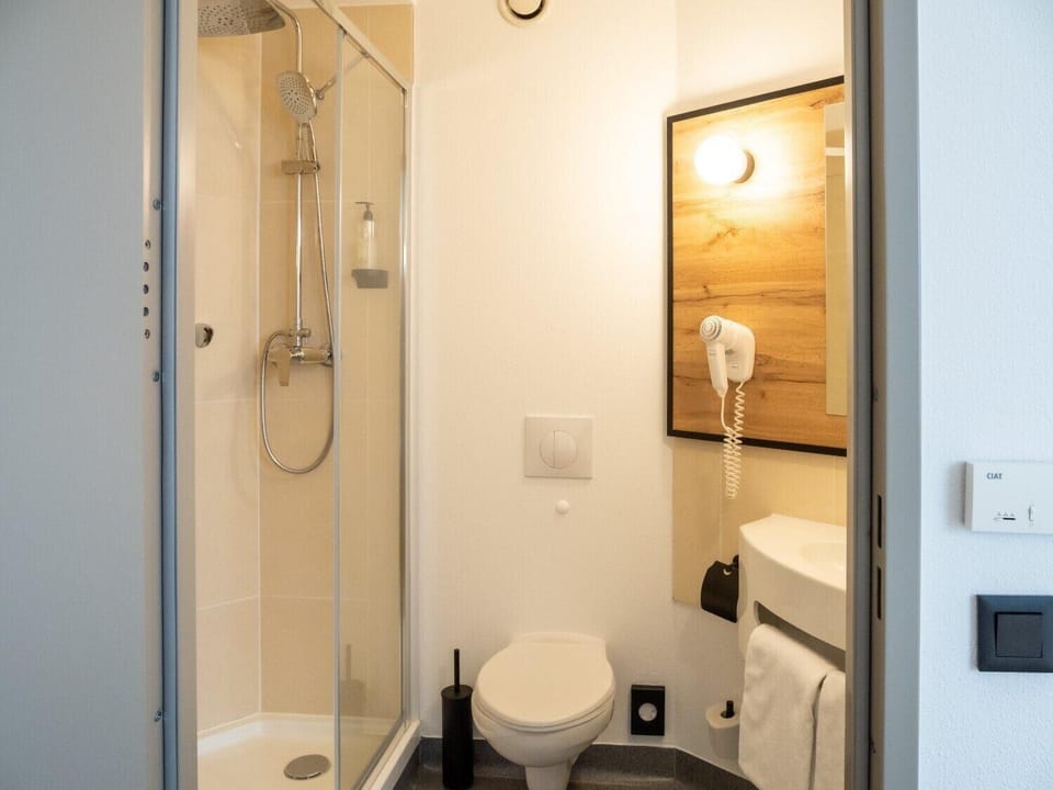 Premium Double Room | Bathroom | Shower, hair dryer, towels