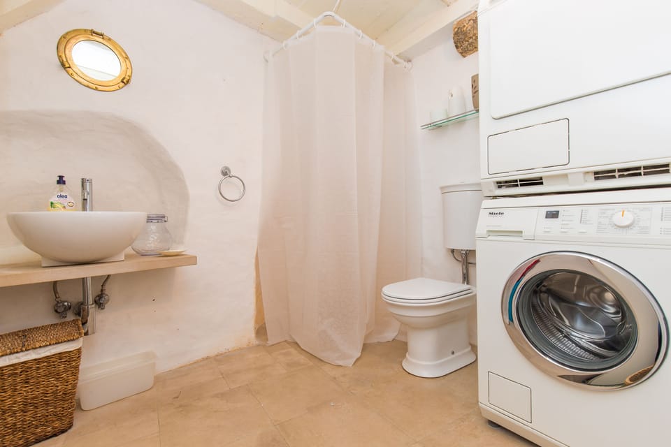 Classic Apartment, 2 Bedrooms | Bathroom | Hair dryer, towels, soap, shampoo