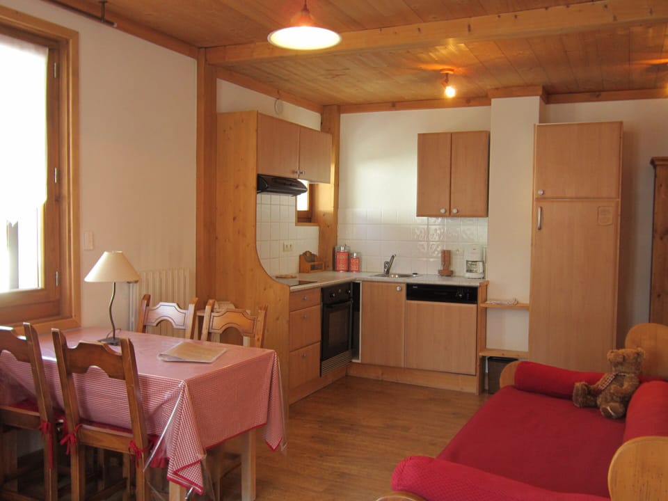 Studio 5 People | Living area | Flat-screen TV