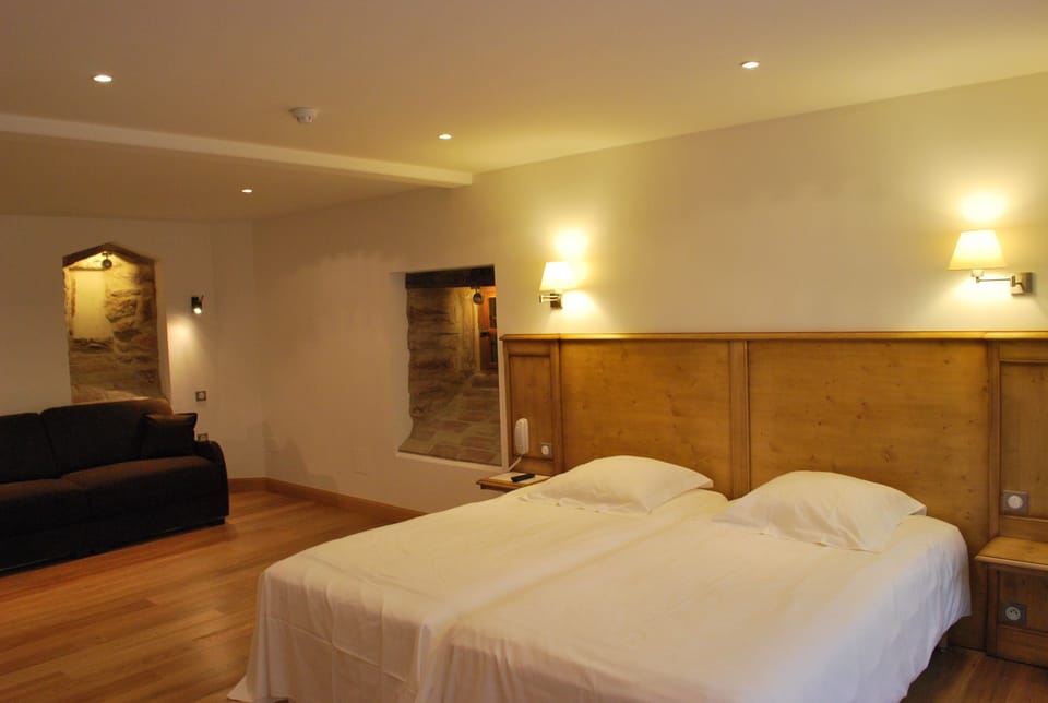 Triple Room | Hypo-allergenic bedding available, desk, cribs (free), WiFi (free)