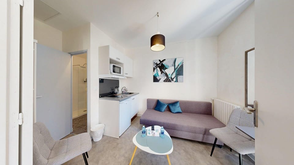 Deluxe Room | Desk, soundproofing, iron/ironing board (on request), WiFi (free)