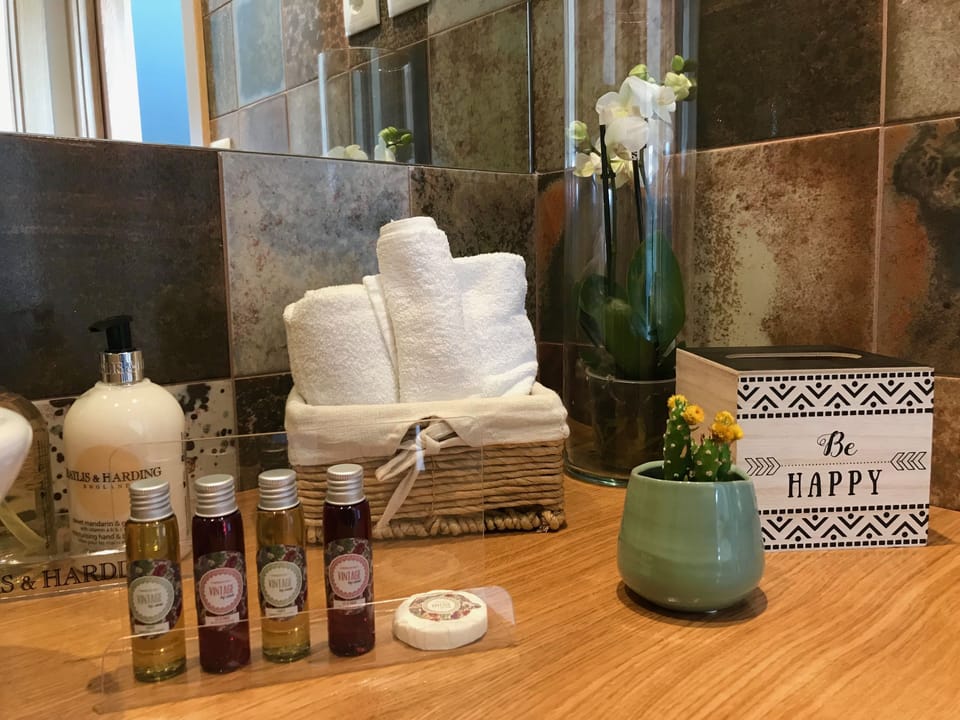 Superior Suite, Balcony, Vineyard View | Bathroom | Shower, free toiletries, hair dryer, towels