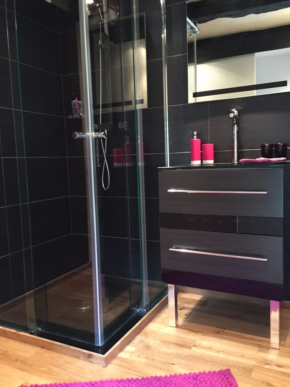 Double Room (Ô en Couleurs) | Bathroom | Shower, rainfall showerhead, free toiletries, hair dryer