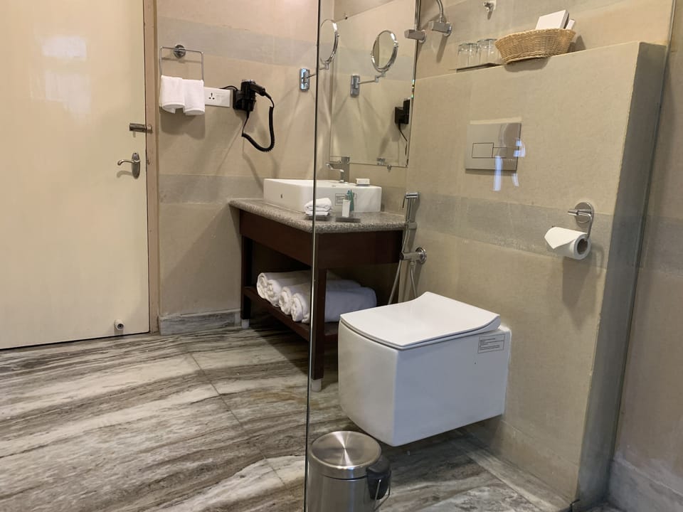 Standard Double Room, 1 King Bed | Bathroom | Shower, rainfall showerhead, free toiletries, hair dryer