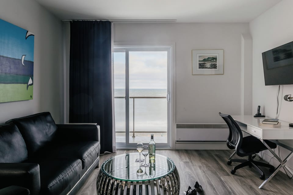 Comfort Suite | Premium bedding, desk, soundproofing, iron/ironing board