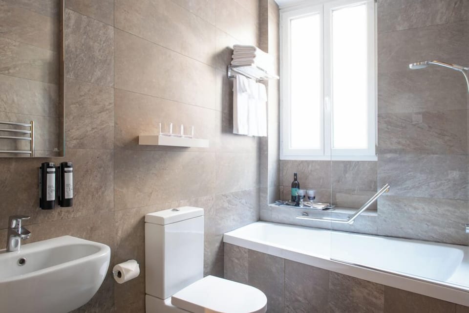 Premium Twin Room | Bathroom | Free toiletries, hair dryer, towels