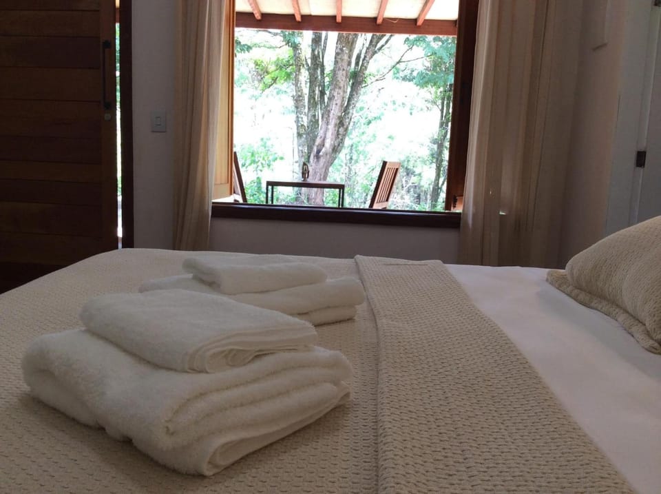 Premium bedding, minibar, free WiFi, bed sheets