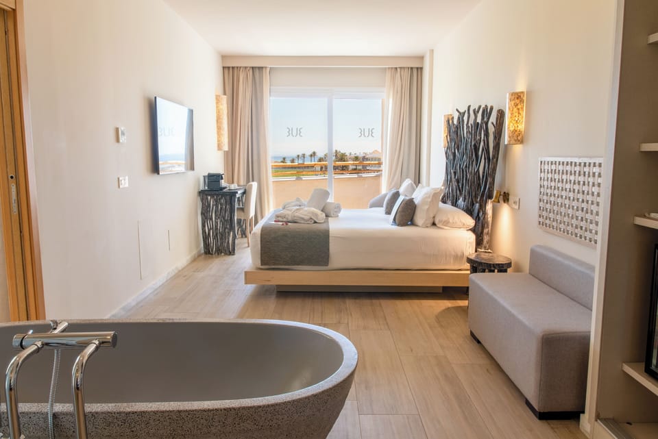 Deluxe Suite | In-room safe, desk, laptop workspace, blackout drapes