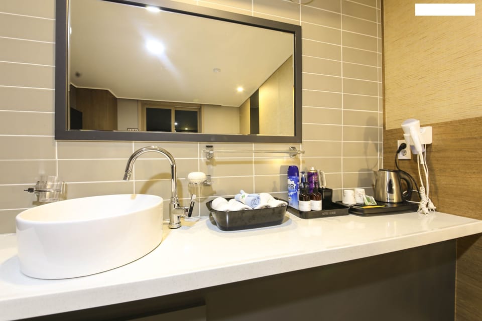 Deluxe Room, Bathtub | Desk, soundproofing, free WiFi