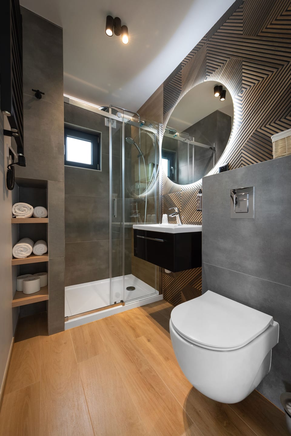 Romantic suite with fireplace | Bathroom | Free toiletries, hair dryer, slippers, towels
