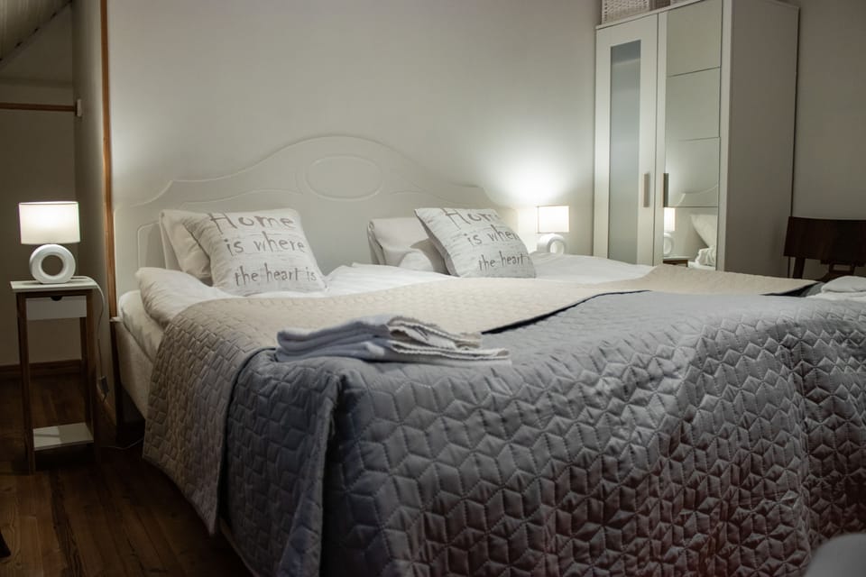Standard Double or Twin Room, Courtyard View | Living area