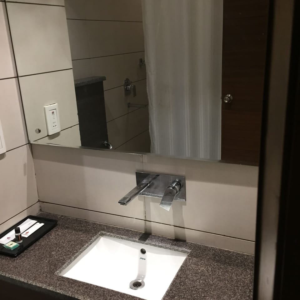 Deluxe Double or Twin Room, Multiple Beds, Non Smoking | Bathroom | Shower, rainfall showerhead