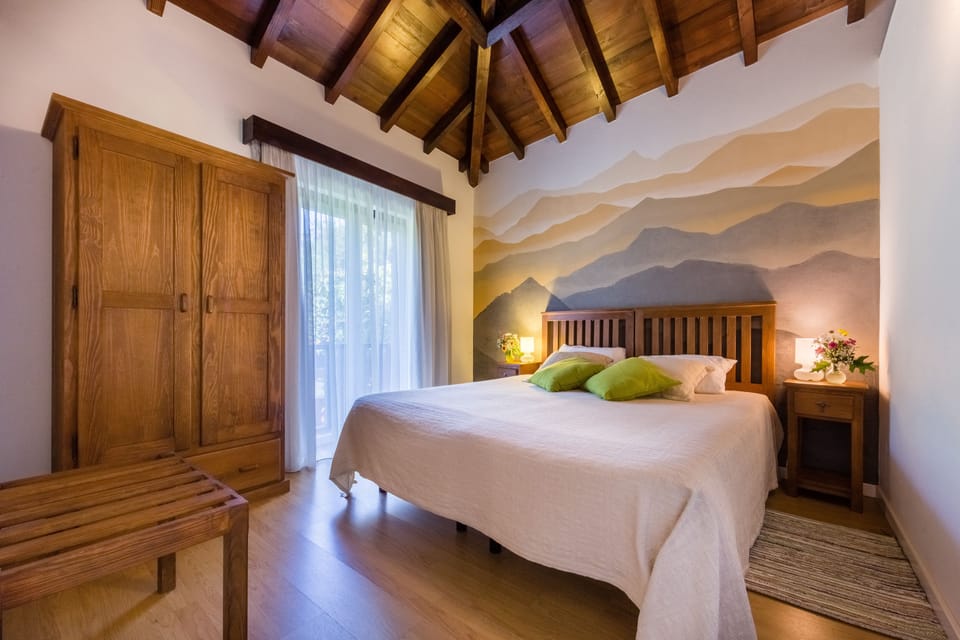 Standard Cottage, 1 Bedroom, Garden View | Desk, blackout drapes, soundproofing, free cribs/infant beds