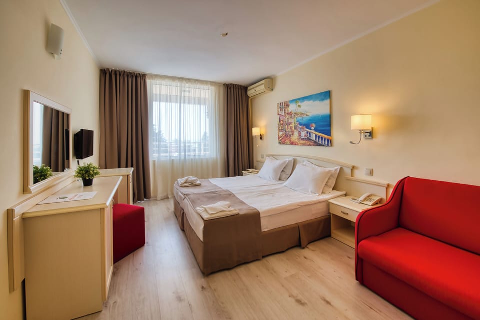Minibar, free cribs/infant beds