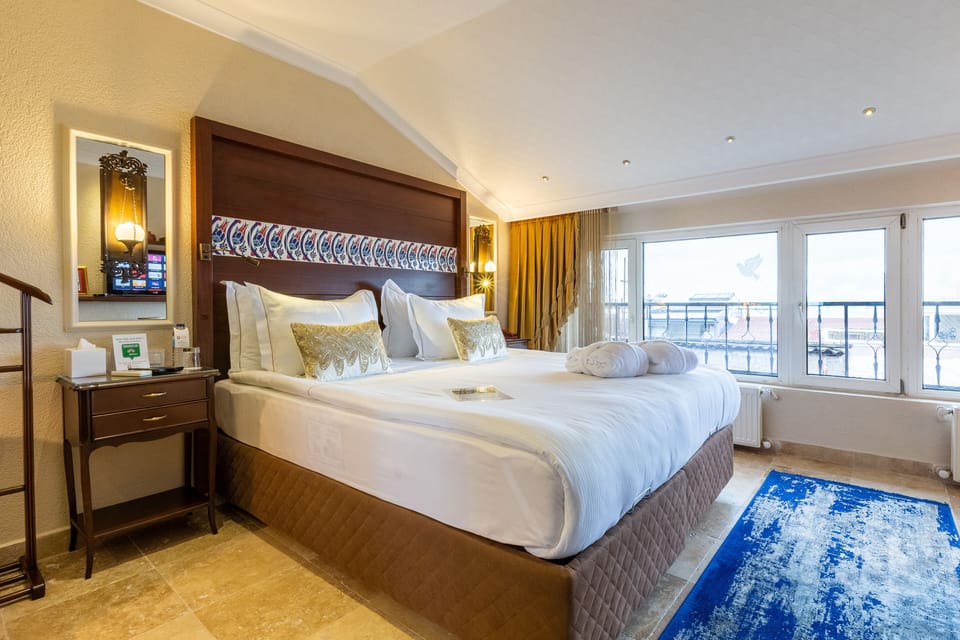Queen Room with Sea View | Minibar, in-room safe, desk, laptop workspace