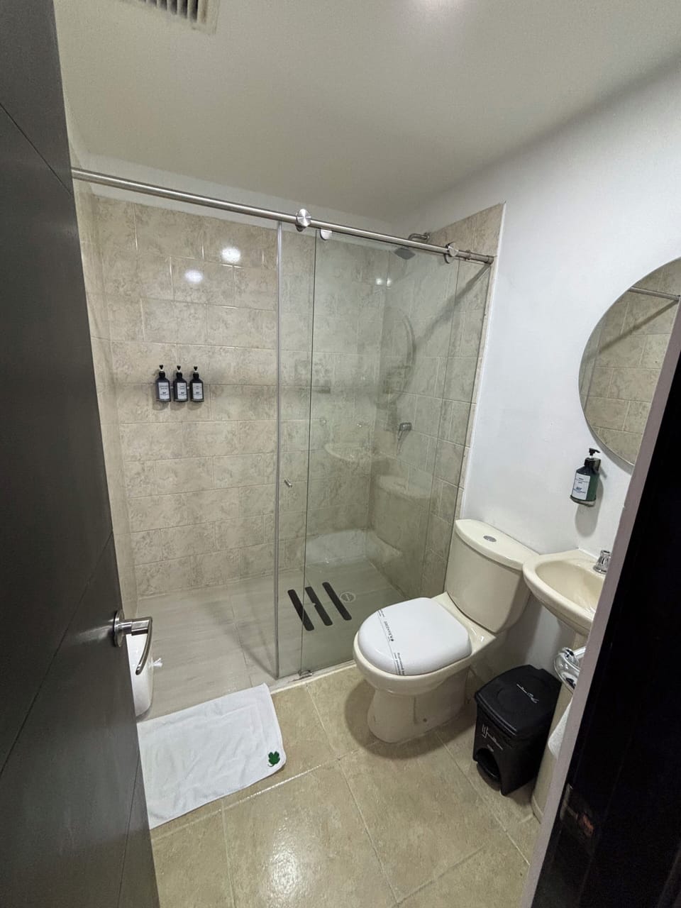 Room, 1 Double Bed | Bathroom | Shower, free toiletries, towels