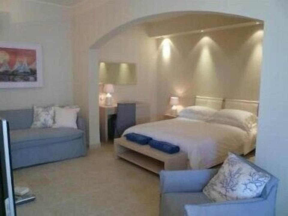 Deluxe Room | Select Comfort beds, minibar, in-room safe, free cribs/infant beds