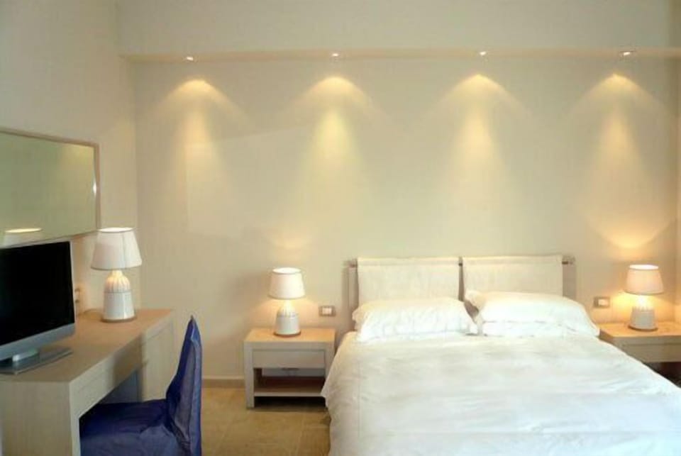 Select Comfort beds, minibar, in-room safe, free cribs/infant beds