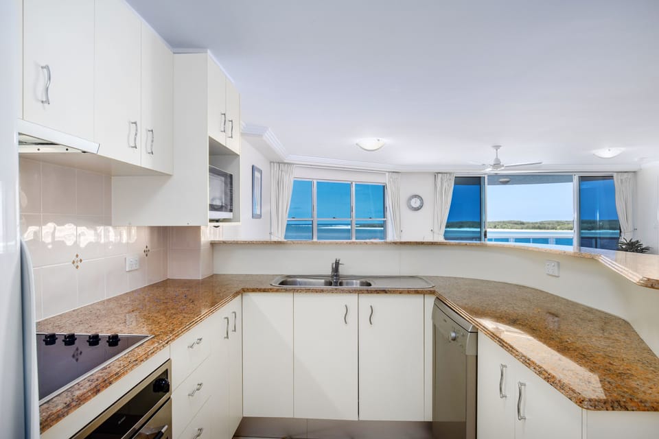 Absolute Waterfront 2 Bedroom Apartment with Spa | Private kitchen | Fridge, microwave, electric kettle, highchair