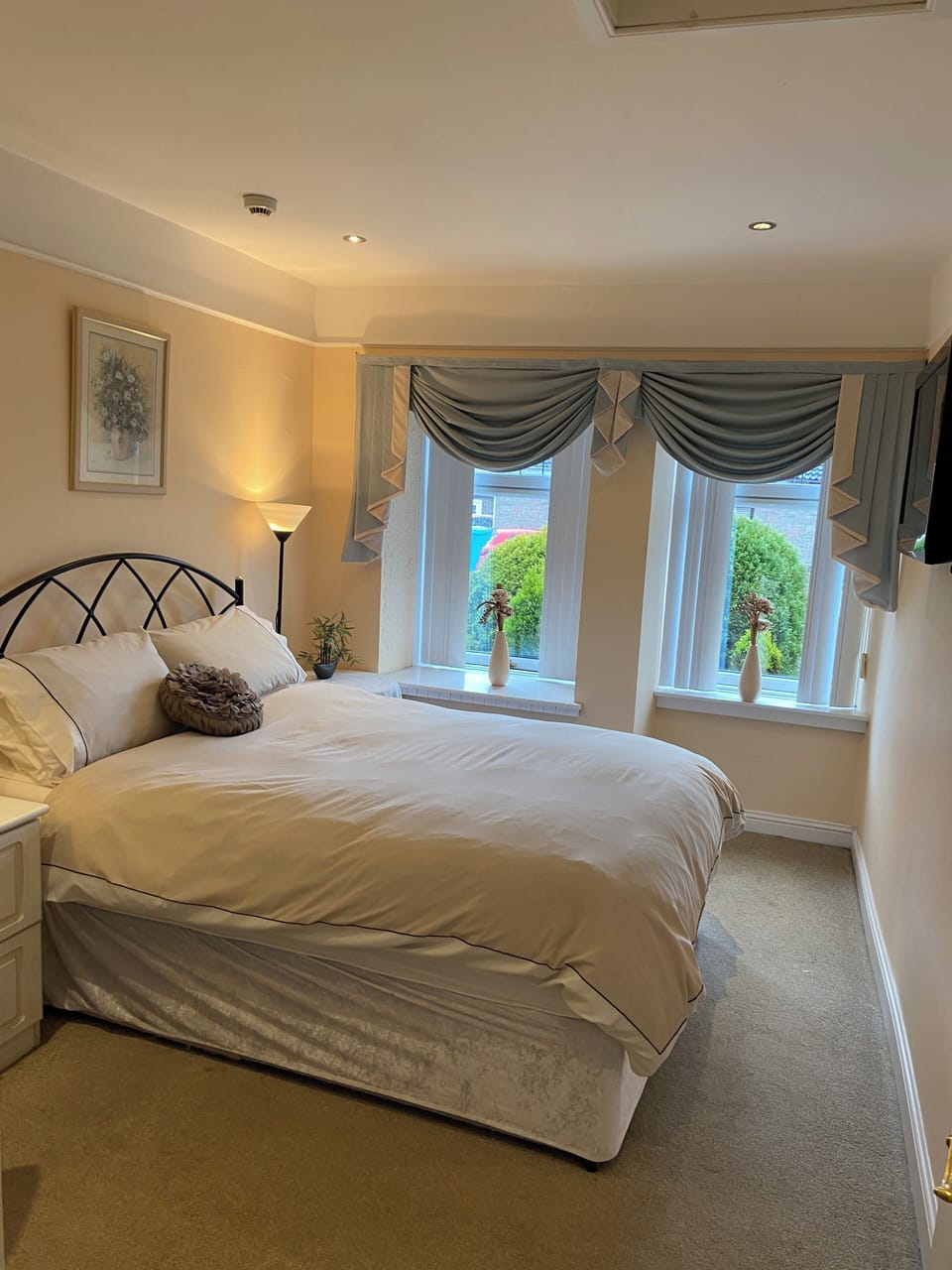 Soundproofing, free WiFi, bed sheets