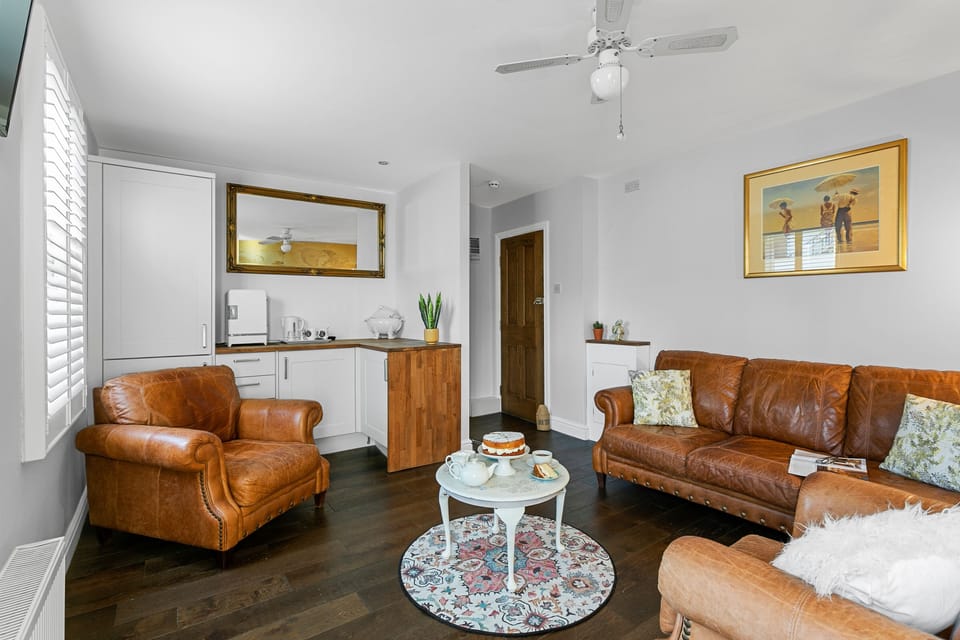 Suite (Junior Suite) | Premium bedding, iron/ironing board, free WiFi, bed sheets