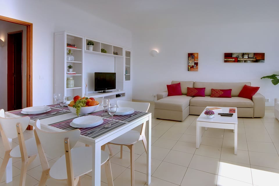 Apartment, 1 Bedroom, Balcony, Sea View | In-room dining