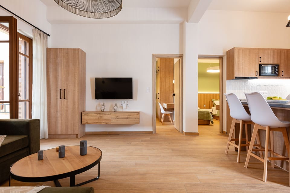 Comfort Suite | Living area | Flat-screen TV