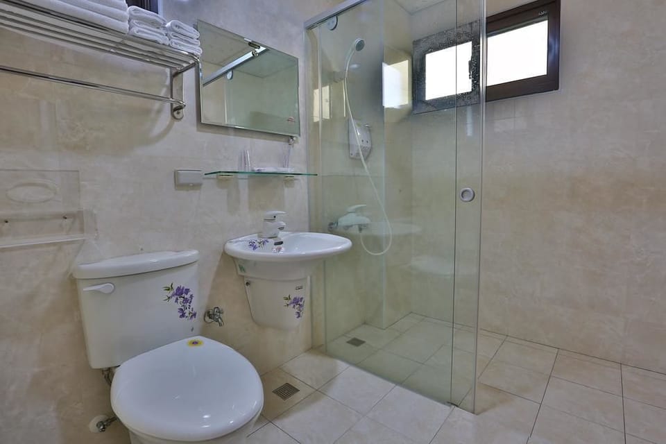 Family Room | Bathroom | Shower, free toiletries, hair dryer, slippers