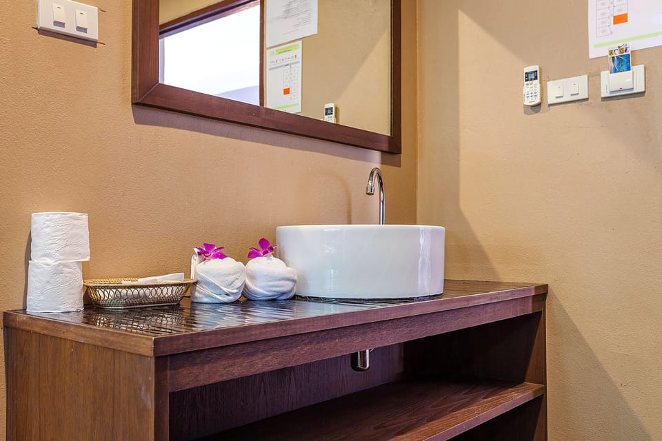 Standard Room | Bathroom | Shower, hair dryer, towels